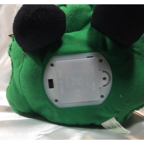 Sound N Light Animatronics Dances Lights Up & Sings Rockin Around Christmas Tree - Picture 7 of 7